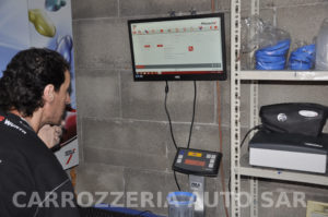 carrozziere collega spettrofotometro a colorimetro per scoprire tinta colore perfetta per verniciatura auto
